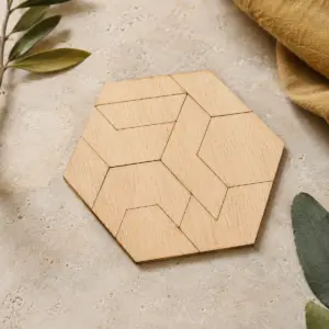 Puzzle hexagonal de madera natural con piezas geométricas ensambladas.