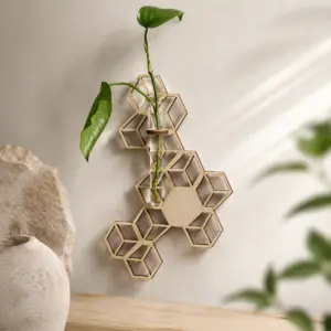 Mural geométrico de madera con tubo de vidrio y esqueje verde.