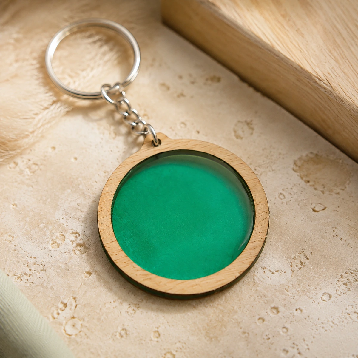 Detalle del inserto de biomaterial verde ajustado al marco de madera.