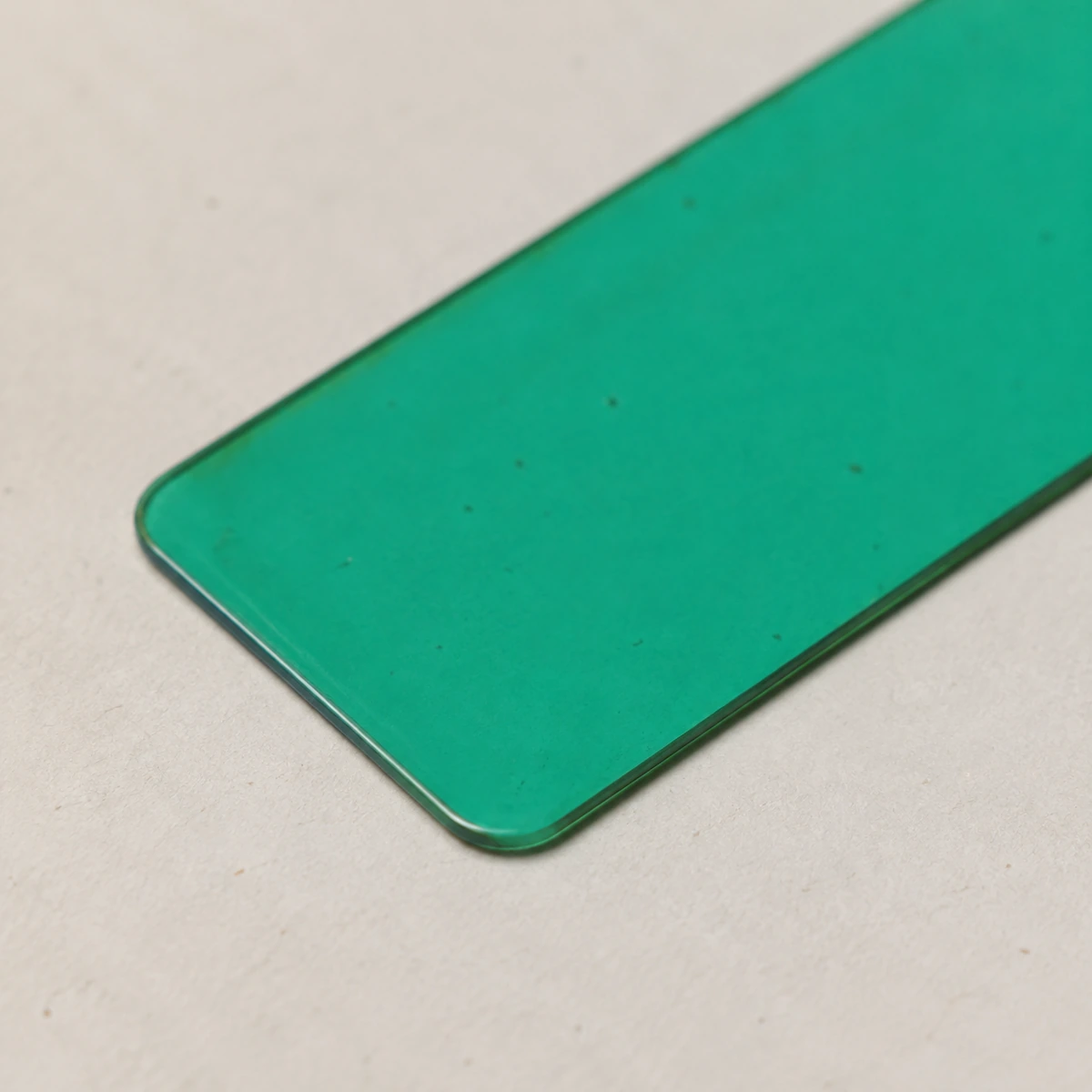 Detalle del borde fino y las inclusiones del marcapáginas de biomaterial.