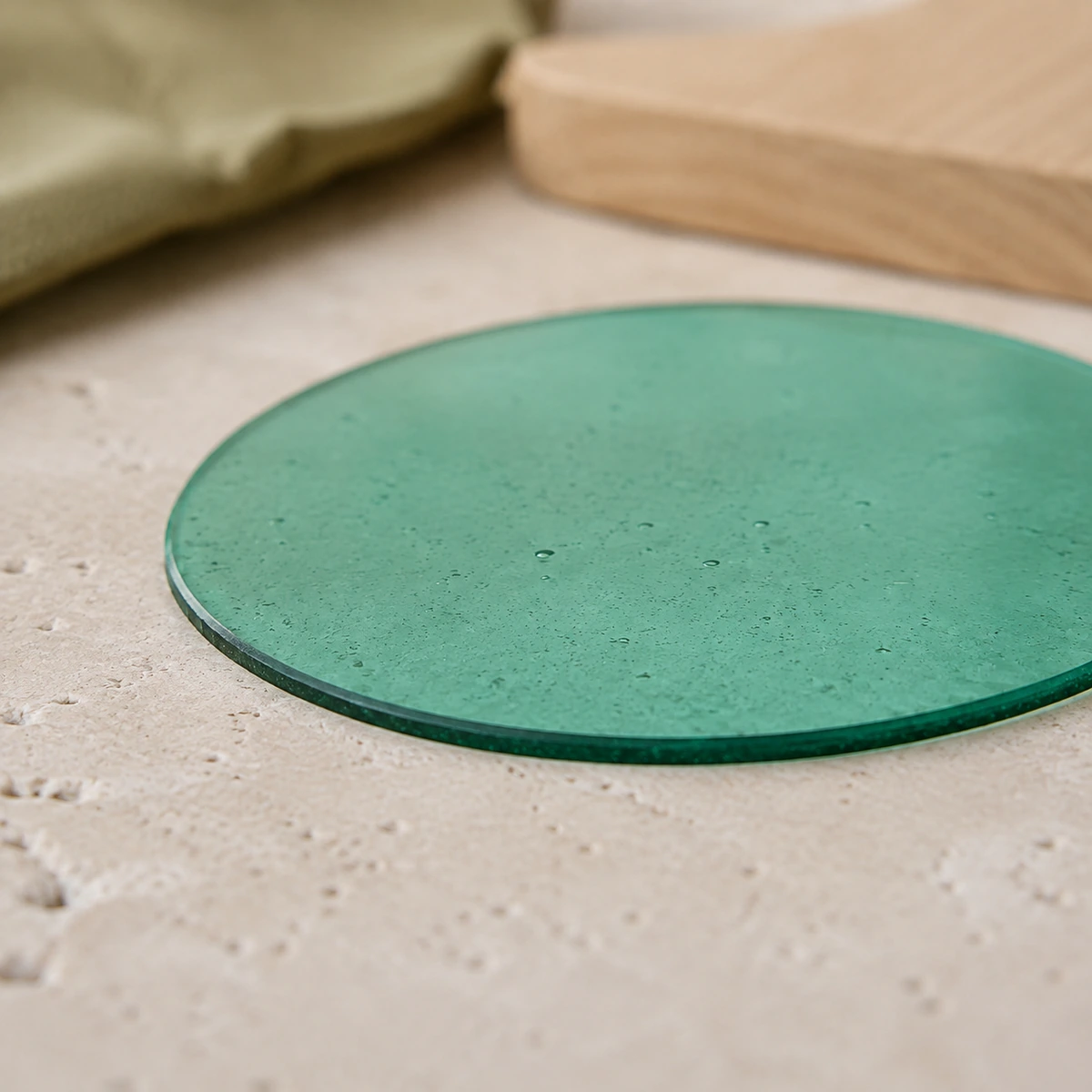 Detalle del borde y la textura del posavasos verde de biomaterial