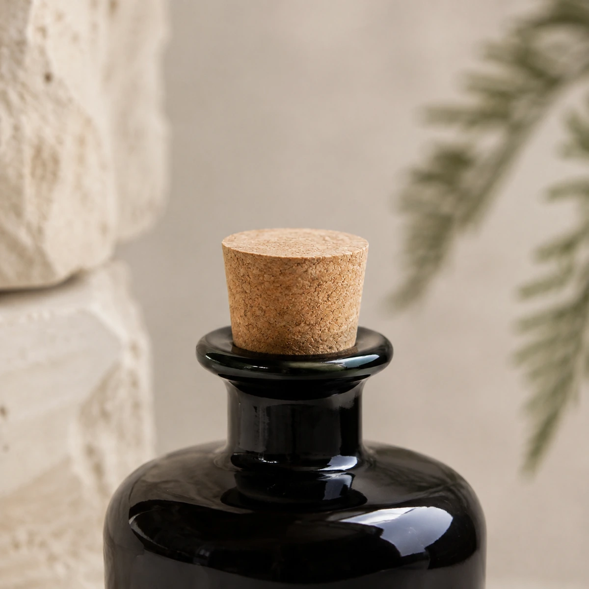 Detalle del corcho ajustado al cuello de la botella de vidrio oscuro.