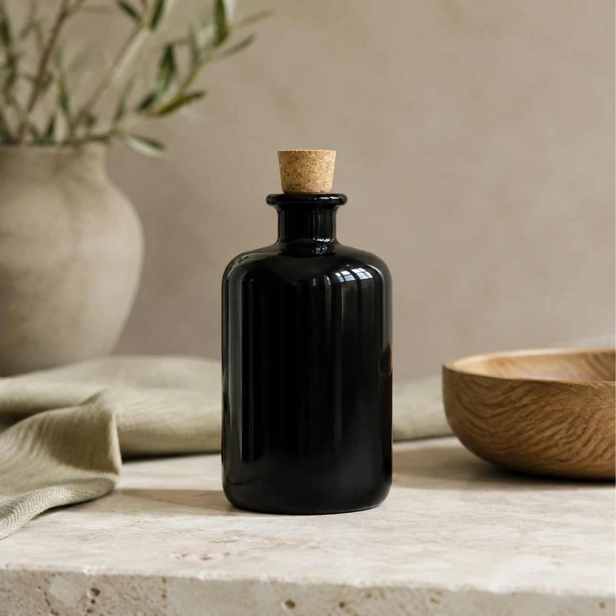 Botella de vidrio oscuro de 500 ml con tapón de corcho natural.