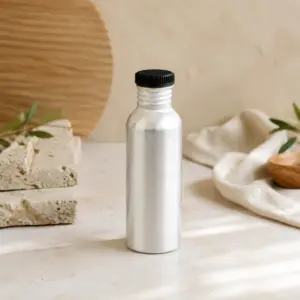 Botella de aluminio de 750 ml en una composición de presentación sobre un fondo natural