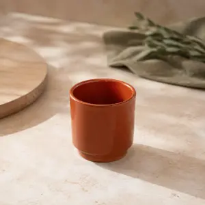 Vaso de cerámica terracota de 150 ml en una composición de presentación sobre un fondo natural