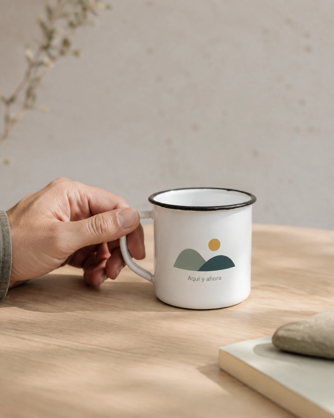 Taza de acero esmaltado de 400 ml con borde negro con una propuesta gráfica minimalista de personalización
