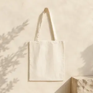 Bolsa de algodón natural de asas largas en una composición de presentación sobre un fondo natural