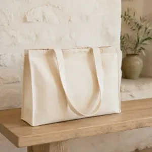 Bolsa de algodón con fuelle y asas largas en una composición de presentación sobre un fondo natural