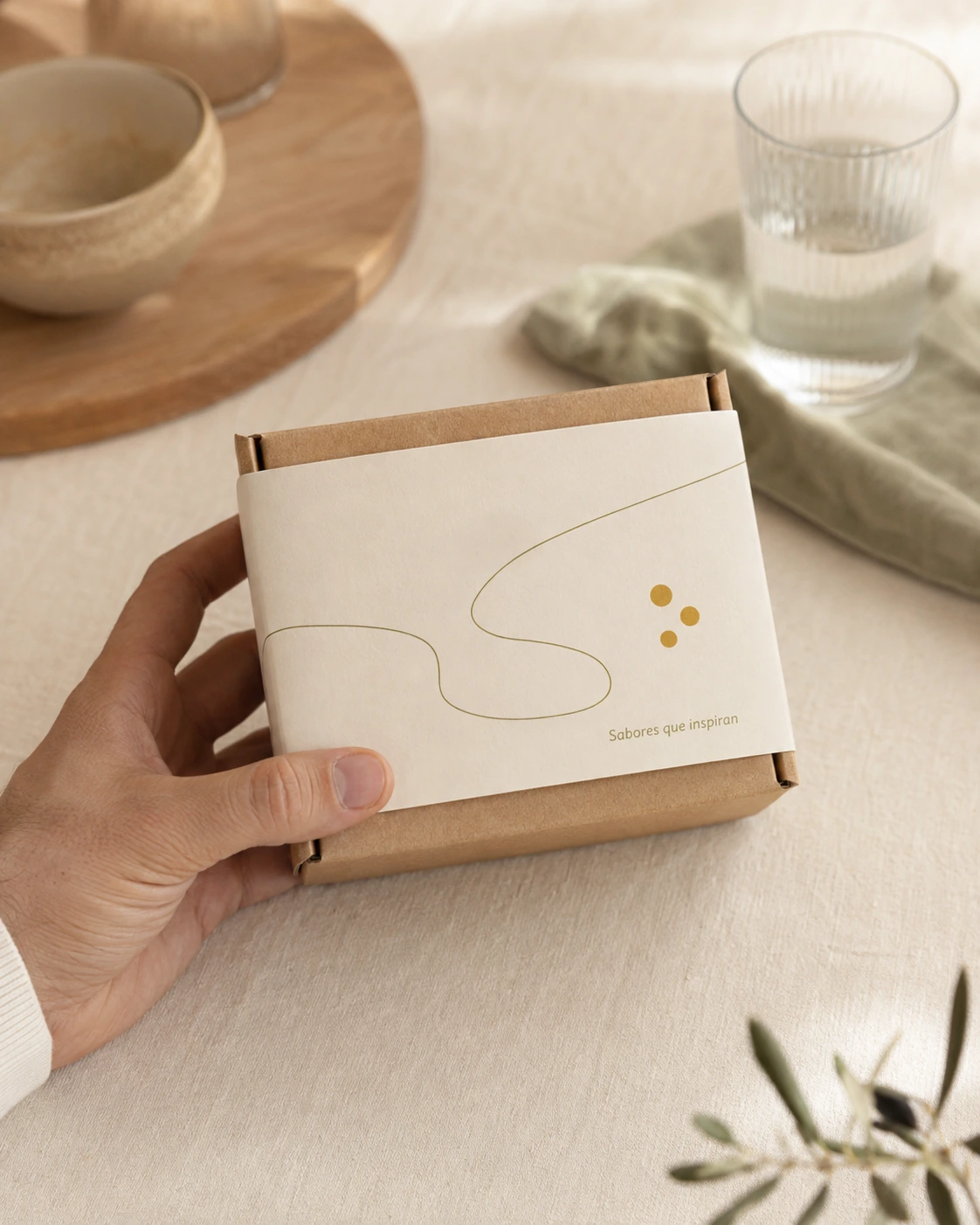 Pack de mermelada de manzana y canela con tres cápsulas de semillas, simulación de personalización con la frase «Sabores que inspiran»