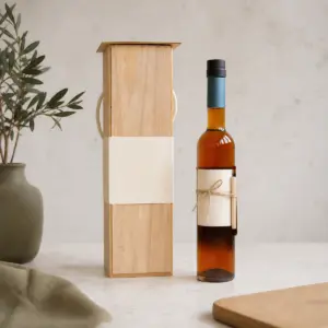 Caja de madera natural y botella de vino dulce con etiquetas sin impresión