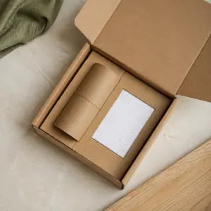 Caja regalo con tubo de planta cerrado y postal de papel de semillas