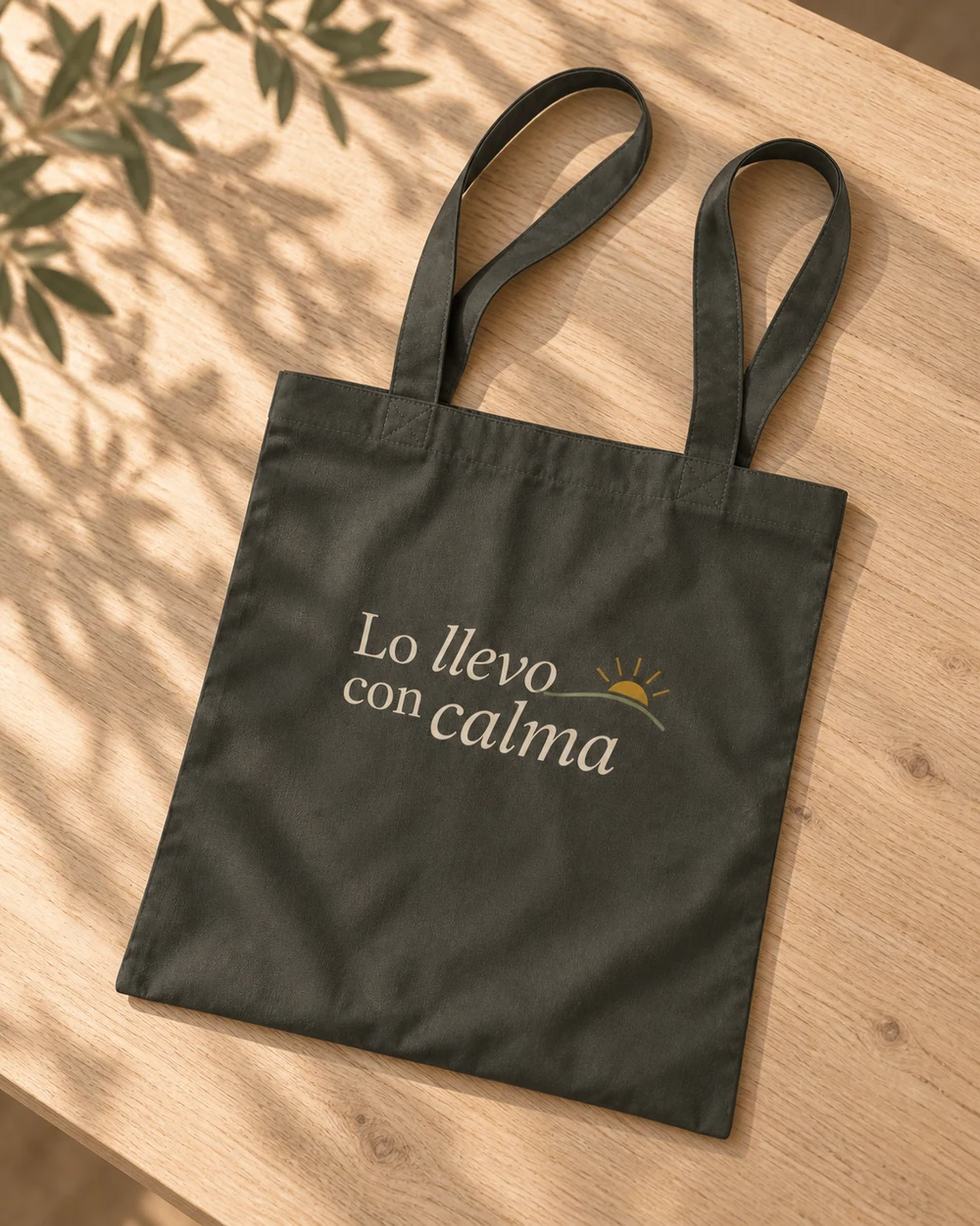 Tote Alba en khaki, en un ambiente de uso con personalización a color.