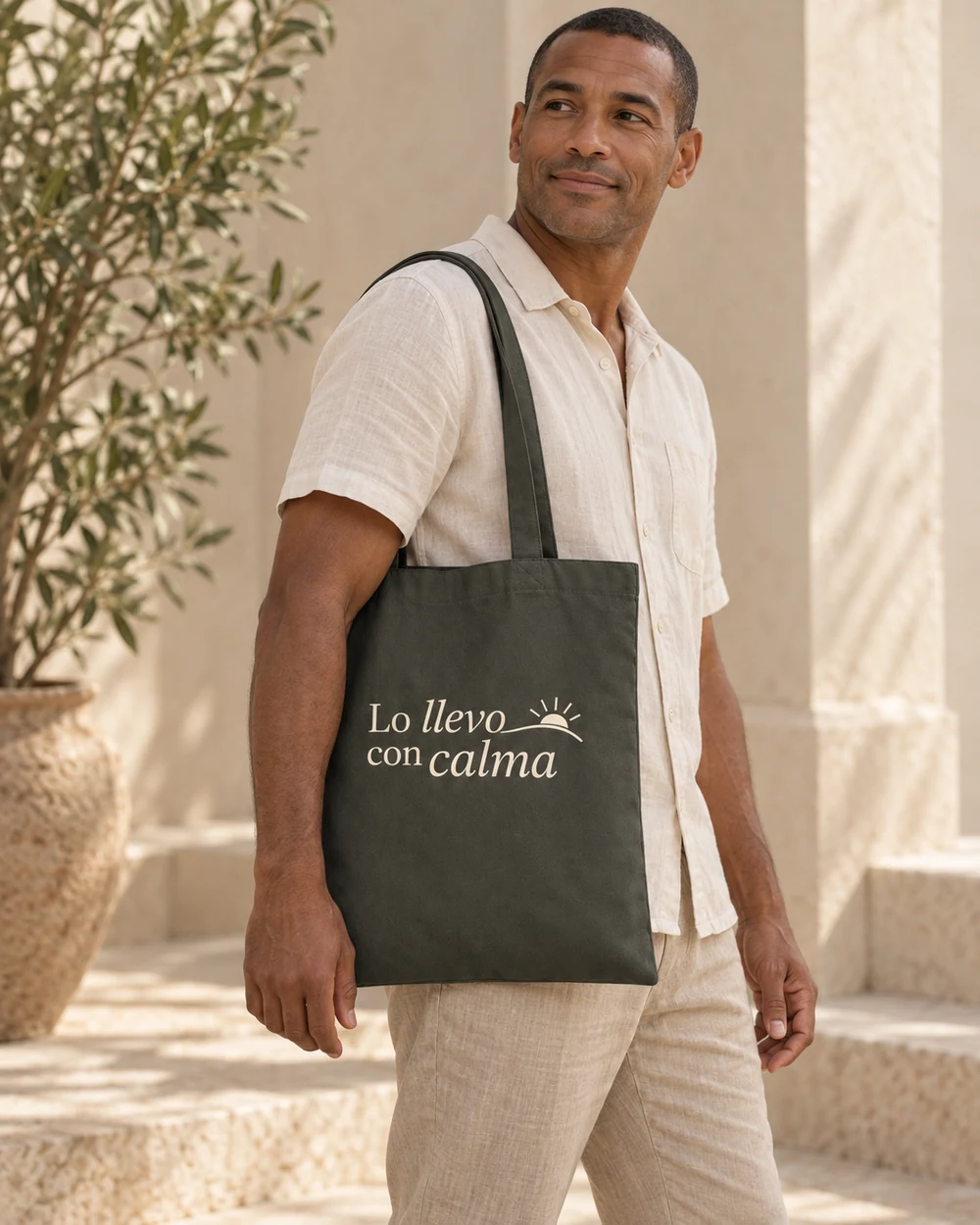 Tote Alba en khaki, en uso con personalización a una tinta.