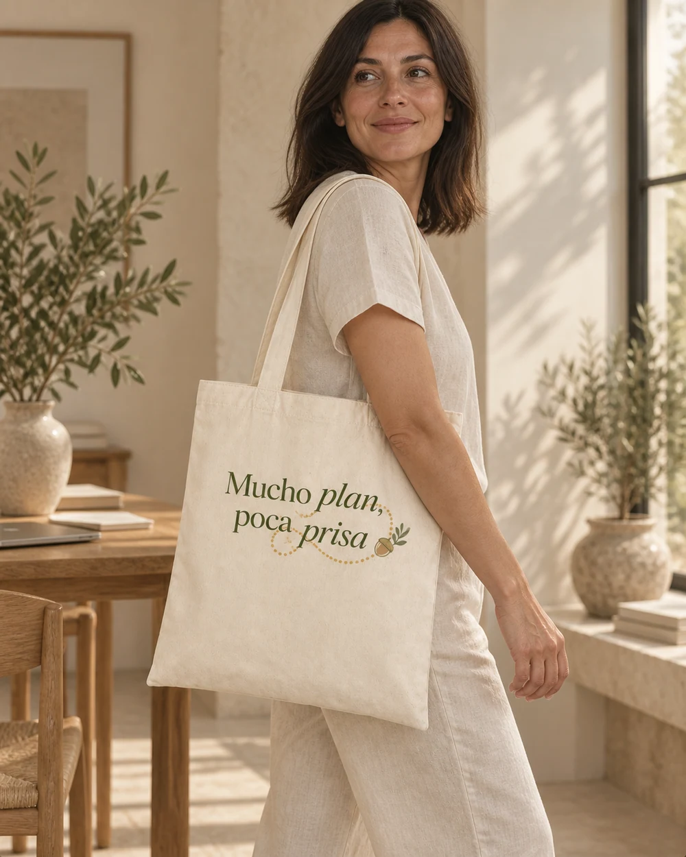 Tote Roble en natural, en uso con personalización a color.
