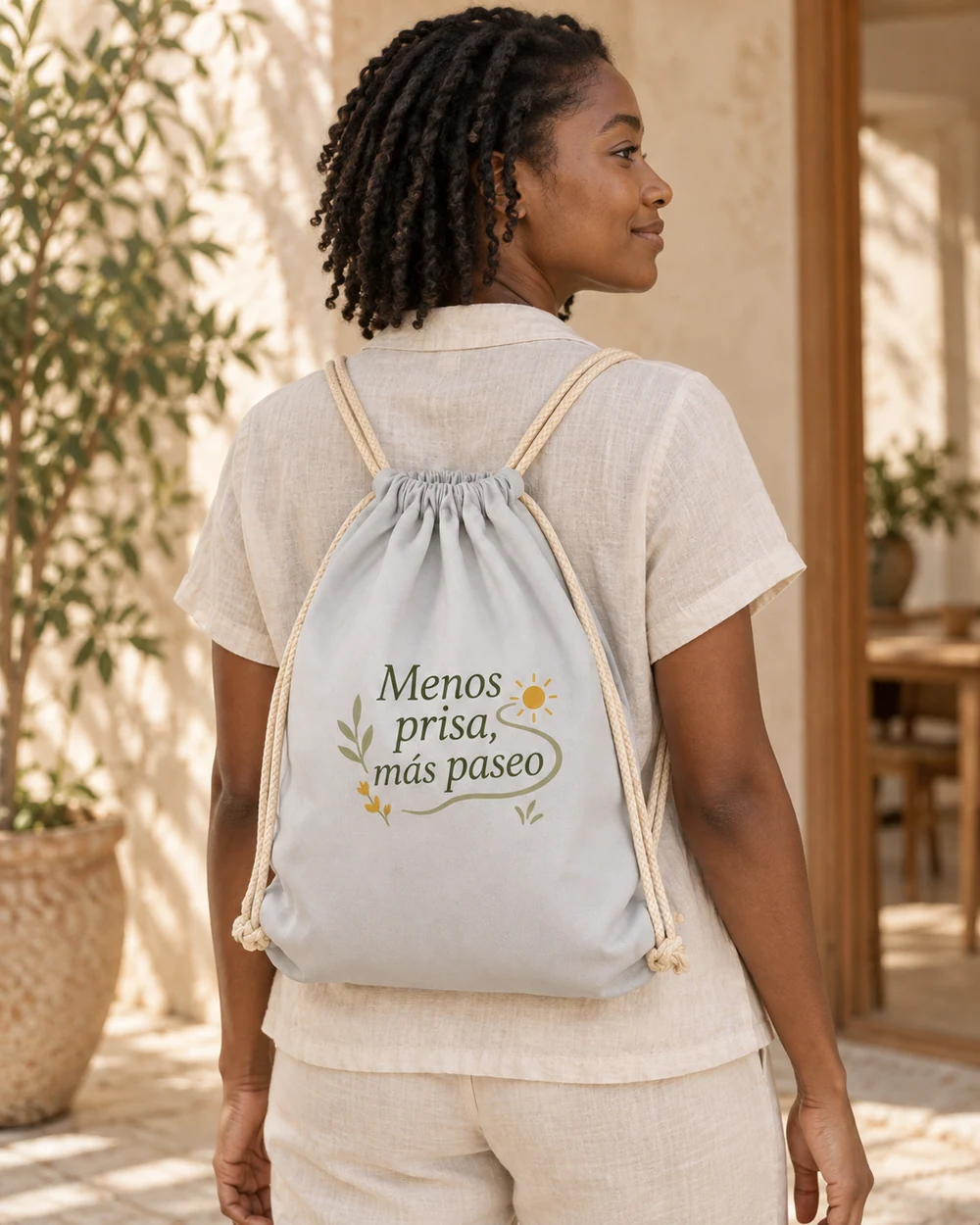 Mochila Senda en gris claro, en uso con personalización a color.