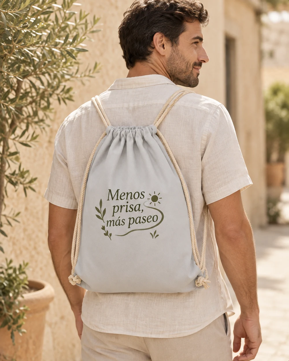 Mochila Senda en gris claro, en uso con personalización a una tinta.