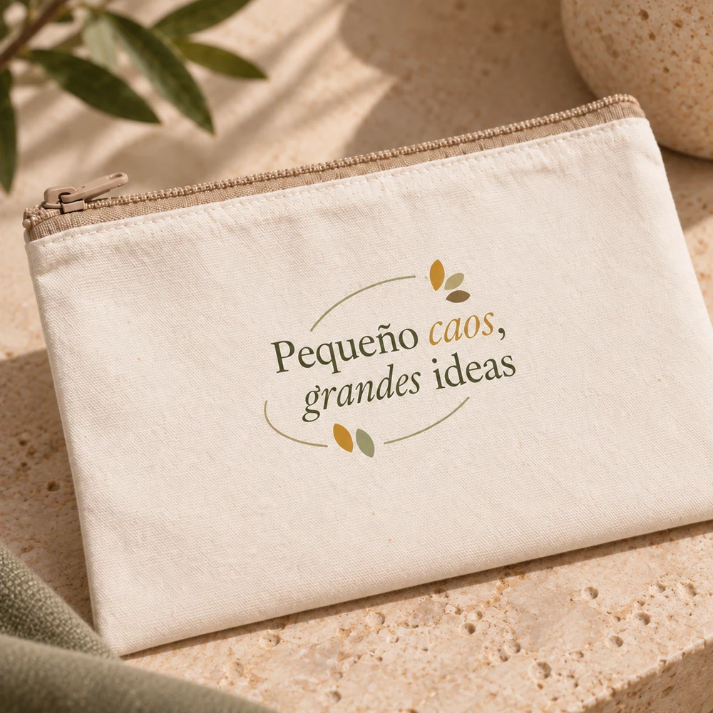 Estuche Semilla en crudo con cremallera beige, detalle de la personalización a color.