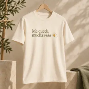 Camiseta Horizonte en crudo natural, vista principal con personalización a color.