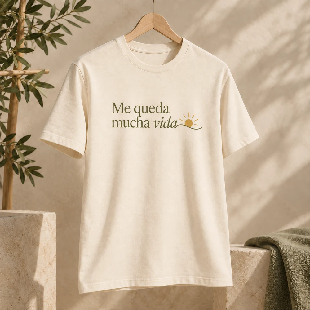 Camiseta Horizonte en crudo natural, vista principal con personalización a color.