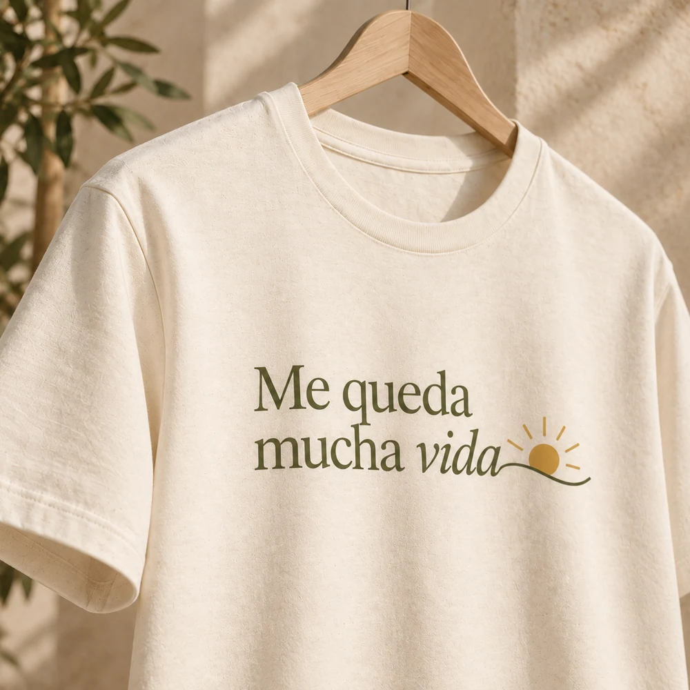 Camiseta Horizonte en crudo natural, detalle de la personalización a color.