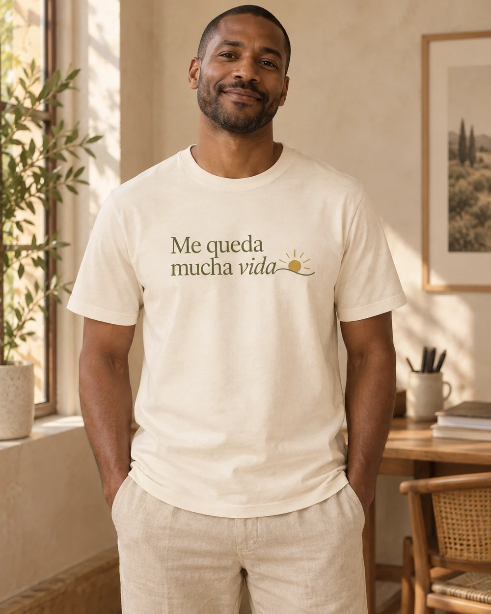 Camiseta Horizonte en crudo natural, en uso con personalización a color.