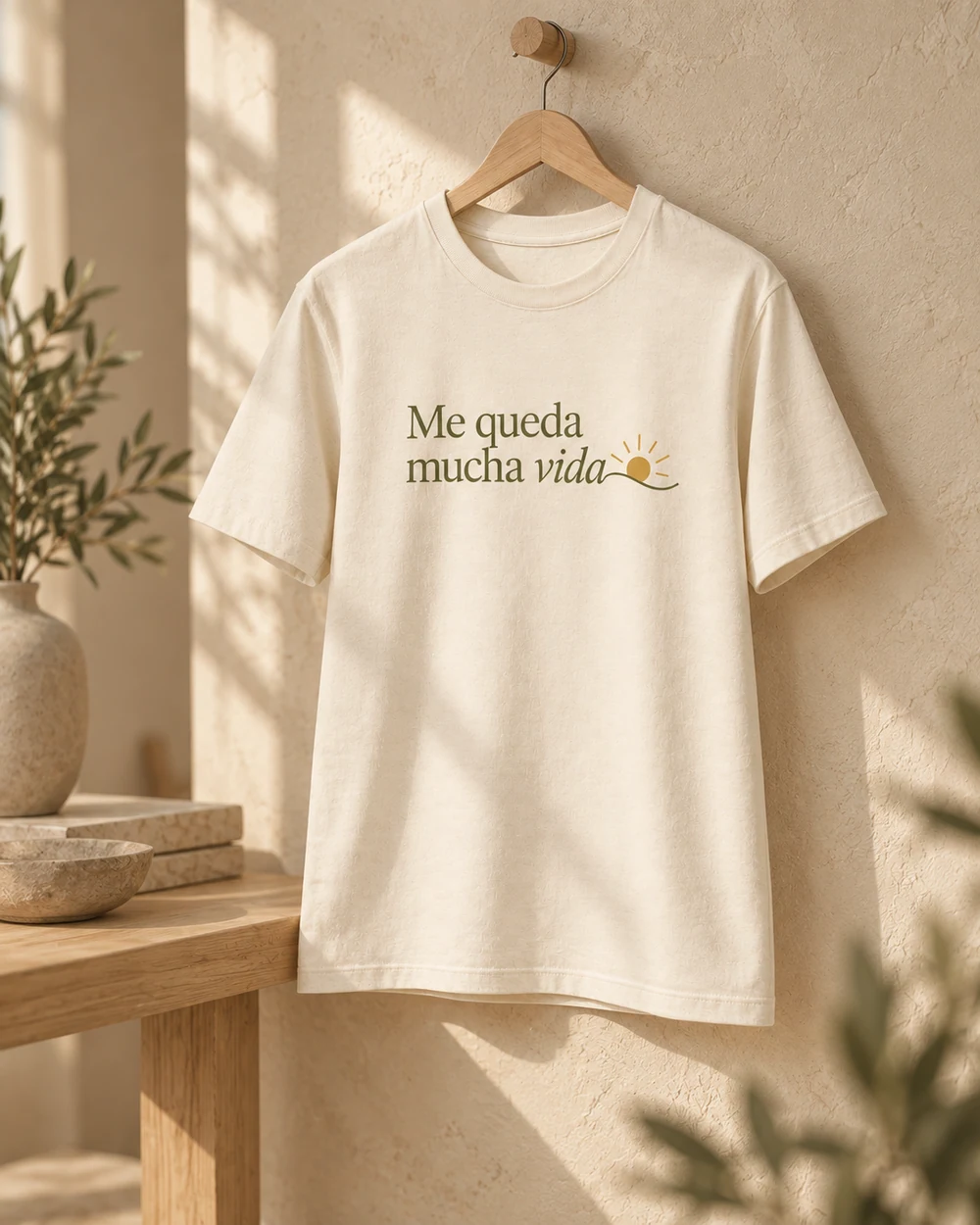 Camiseta Horizonte en crudo natural, en un ambiente de uso con personalización a color.