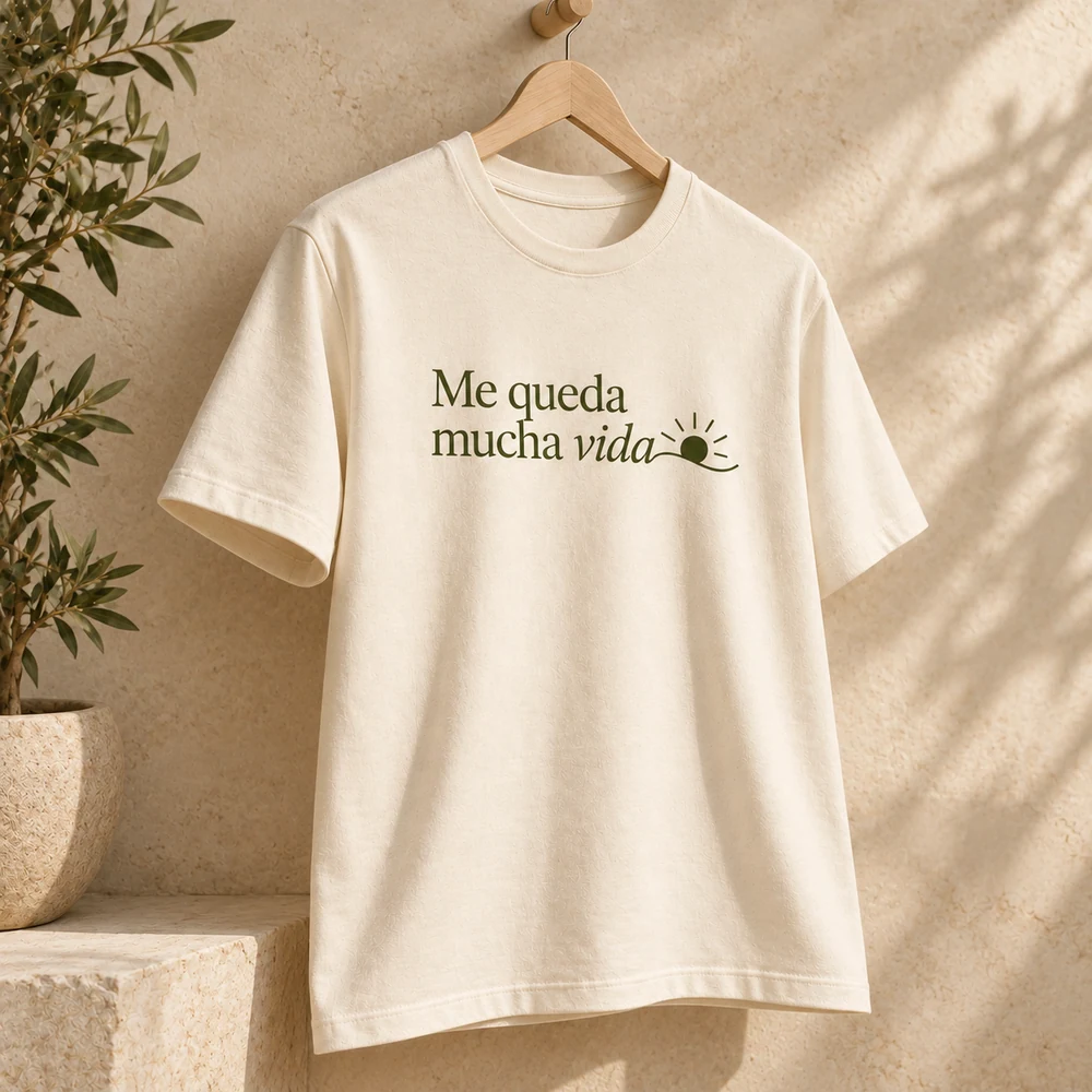 Camiseta Horizonte en crudo natural, detalle de la personalización a una tinta.