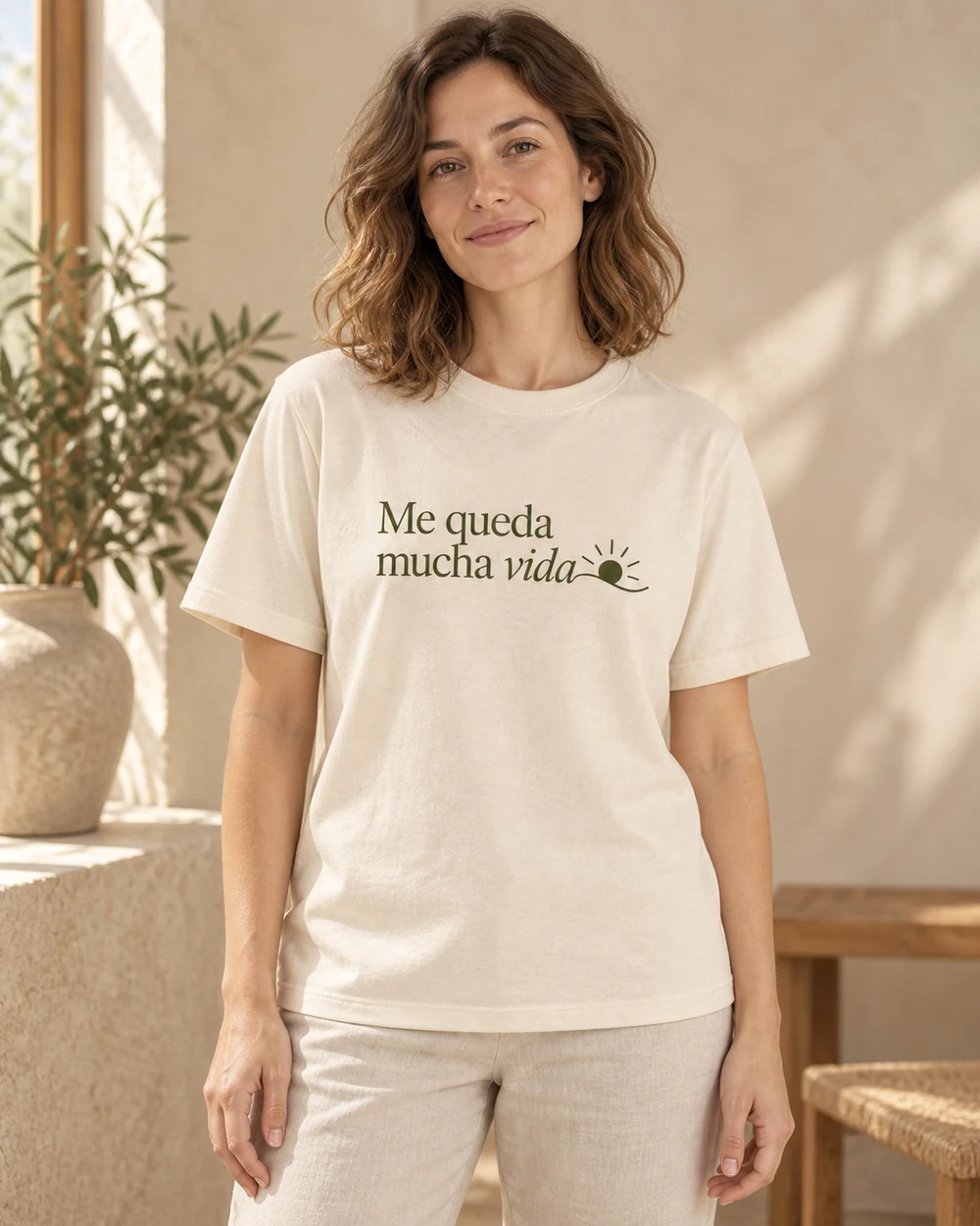 Camiseta Horizonte en crudo natural, en uso con personalización a una tinta.