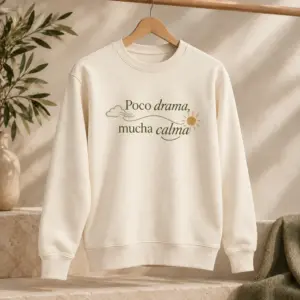 Sudadera Serena en crudo natural, vista principal con personalización a color.