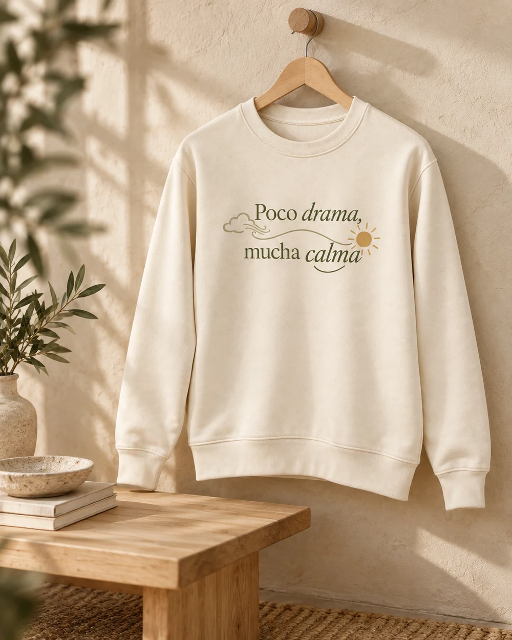 Sudadera Serena en crudo natural, en un ambiente de uso con personalización a color.