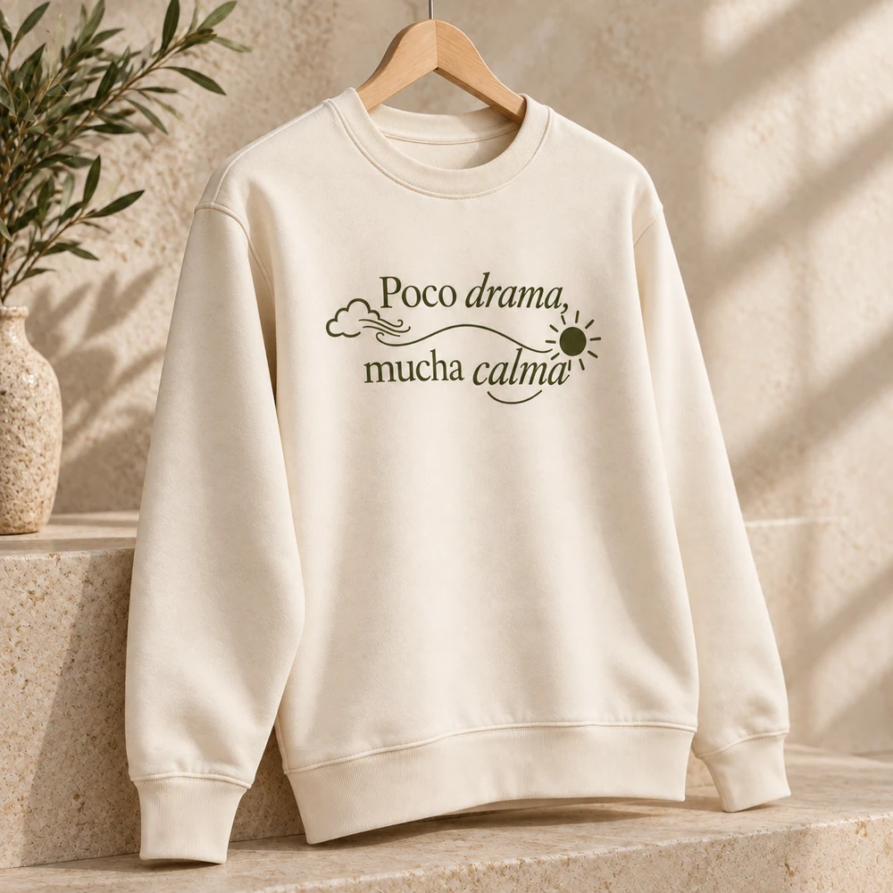 Sudadera Serena en crudo natural, detalle de la personalización a una tinta.