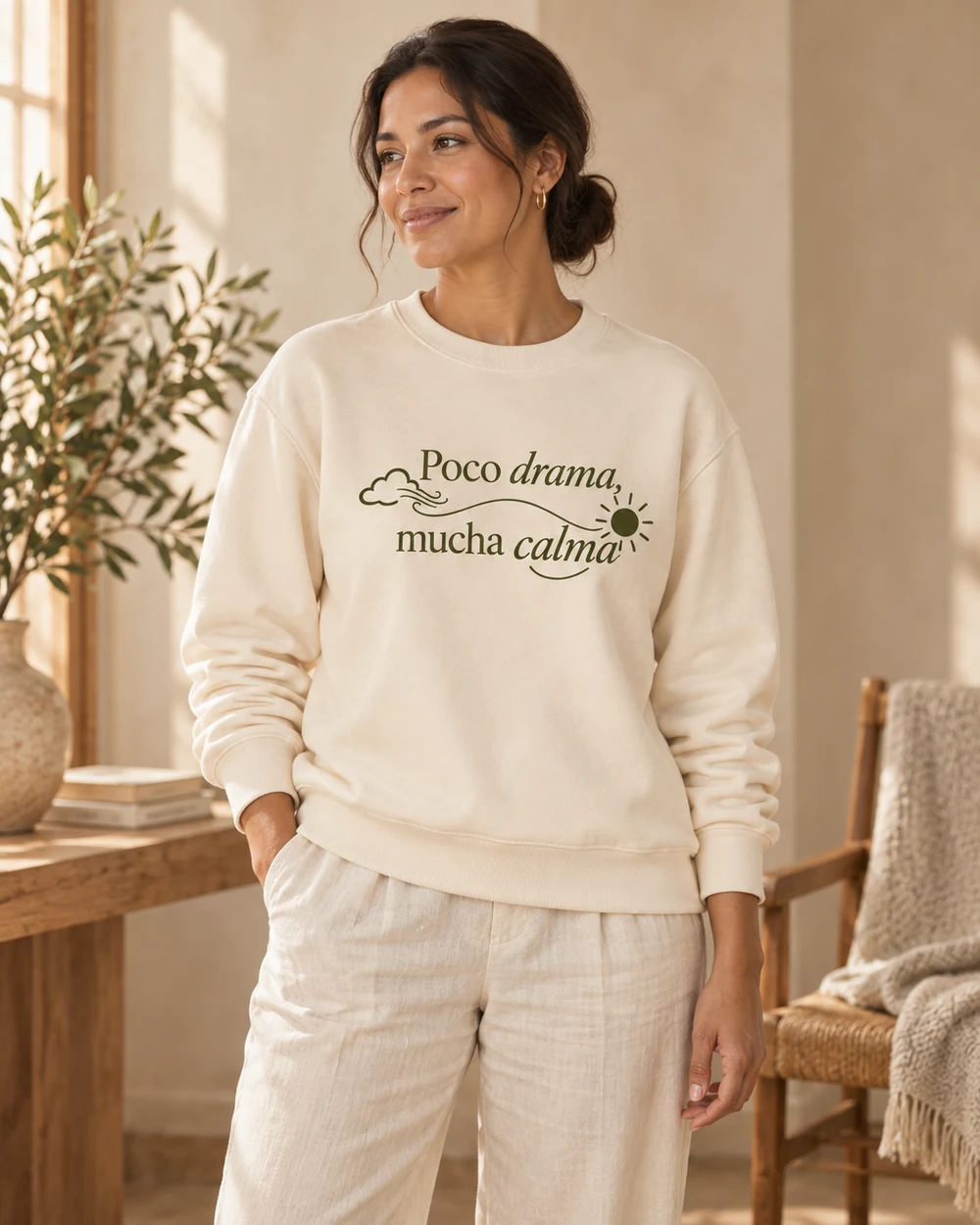 Sudadera Serena en crudo natural, en uso con personalización a una tinta.