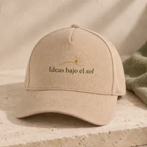 Gorra Claro en beige hemp, vista principal con personalización a color.