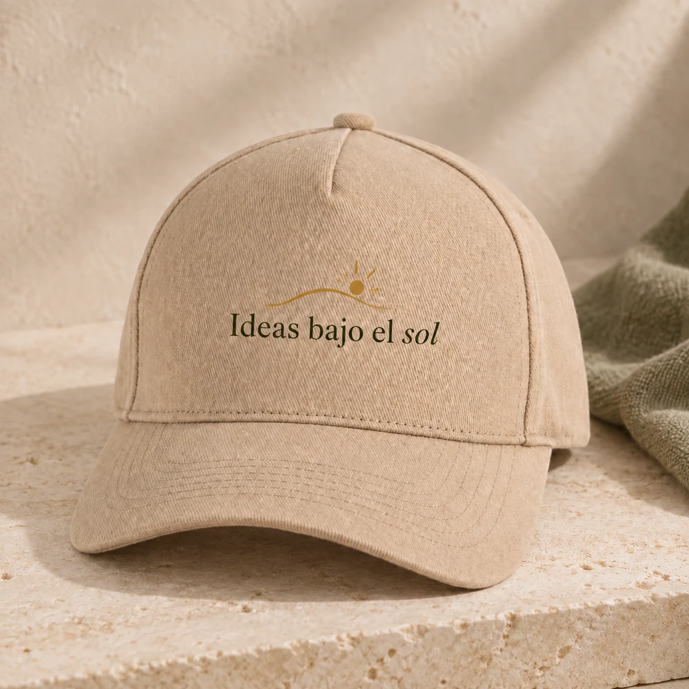Gorra Claro en beige hemp, vista principal con personalización a color.