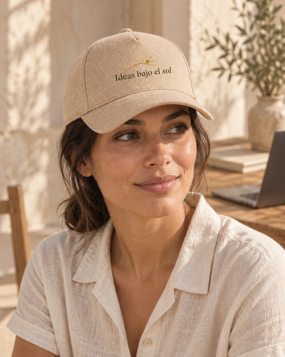 Gorra Claro en beige hemp, en uso con personalización a color.