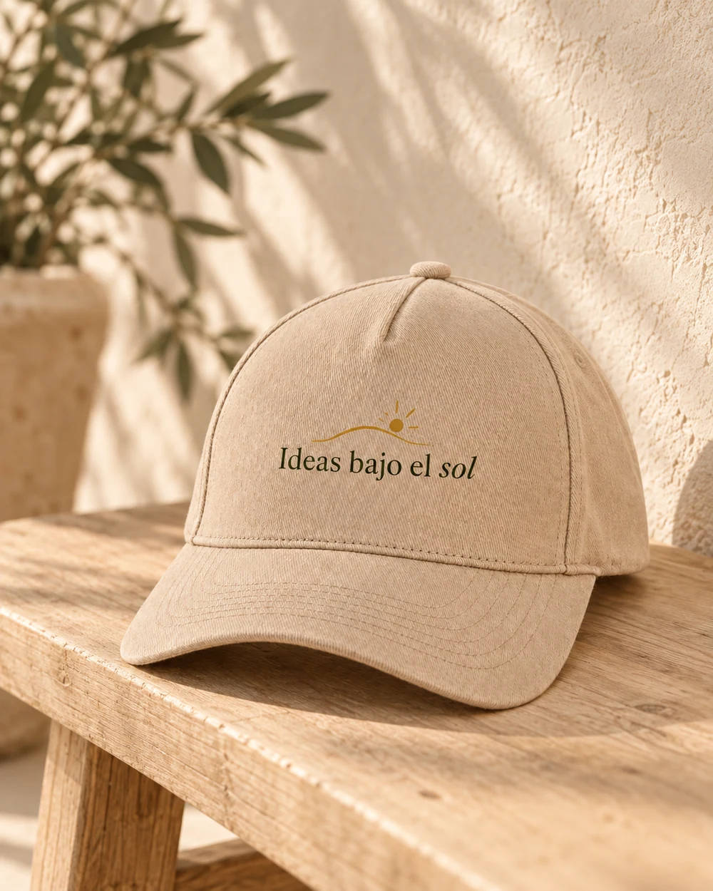 Gorra Claro en beige hemp, en un ambiente de uso con personalización a color.