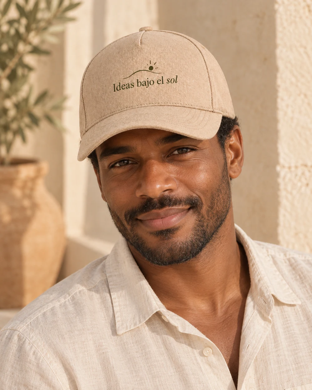 Gorra Claro en beige hemp, en uso con personalización a una tinta.