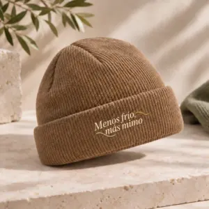 Gorro Nido en marrón biscuit, vista principal con personalización a color.