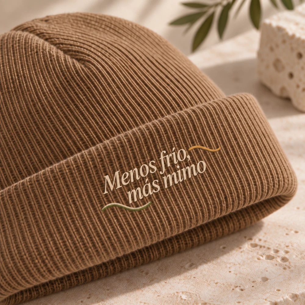Gorro Nido en marrón biscuit, detalle de la personalización a color.