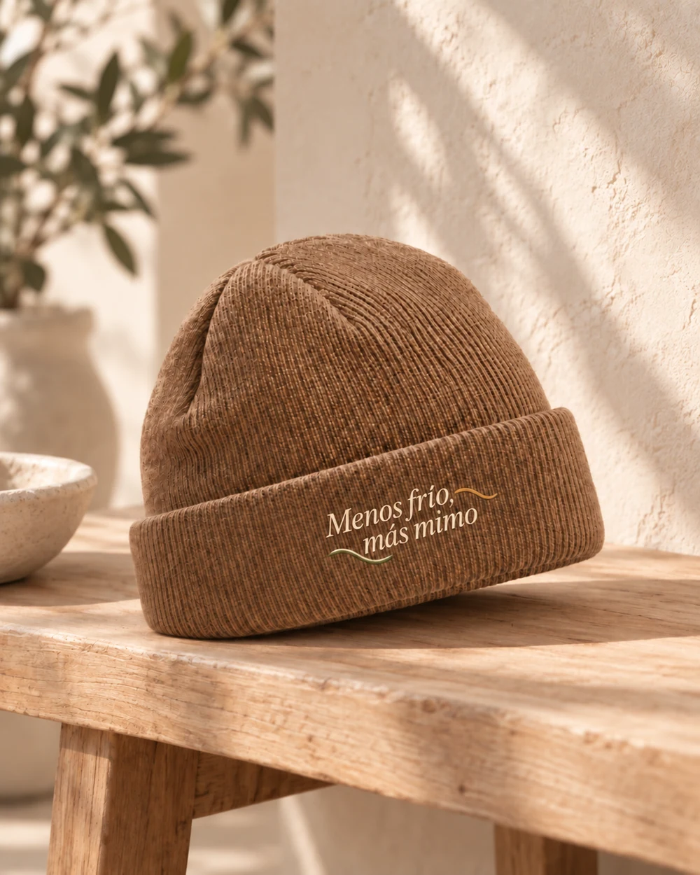 Gorro Nido en marrón biscuit, en un ambiente de uso con personalización a color.