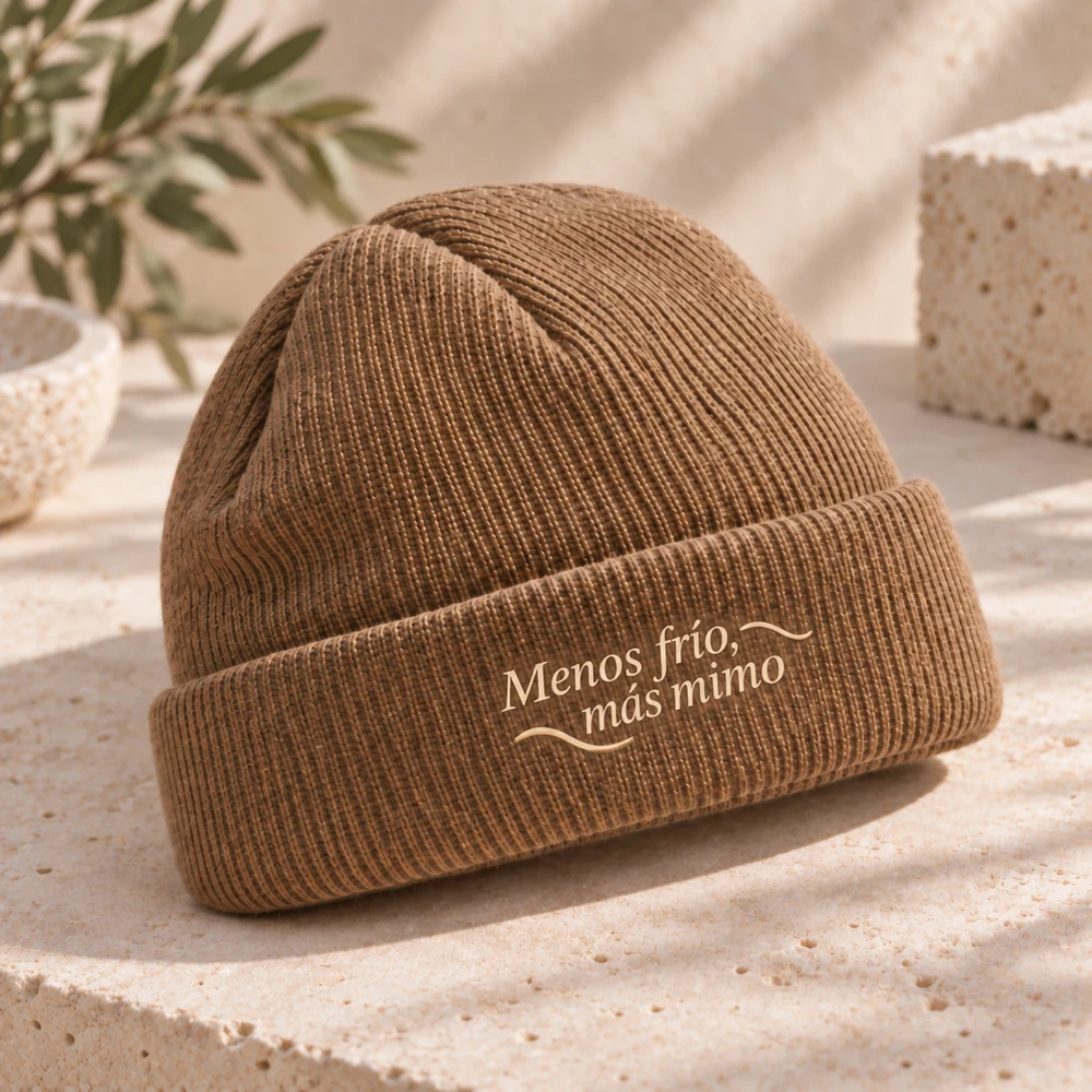 Gorro Nido en marrón biscuit, detalle de la personalización a una tinta.