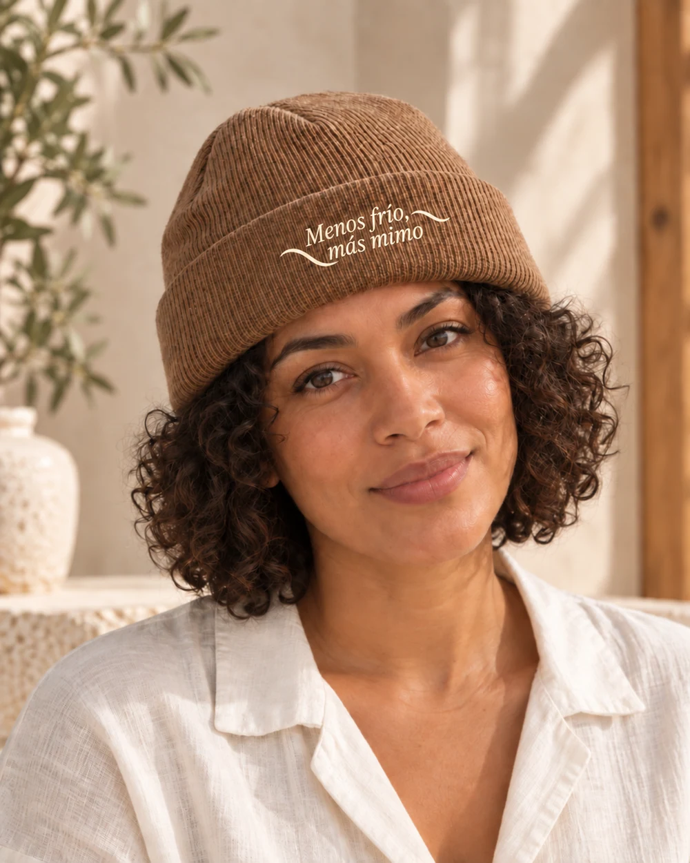 Gorro Nido en marrón biscuit, en uso con personalización a una tinta.