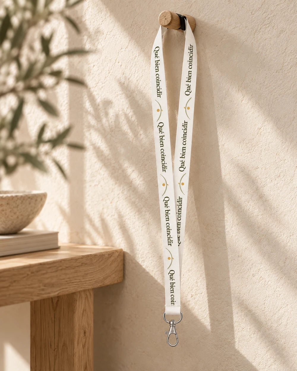 Lanyard Nexo en blanco, en un ambiente de uso con personalización a color.