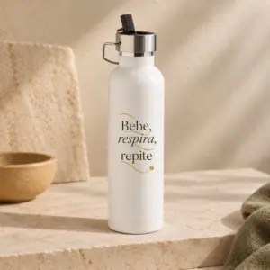 Botella Cauce en blanco, vista principal con personalización a color.