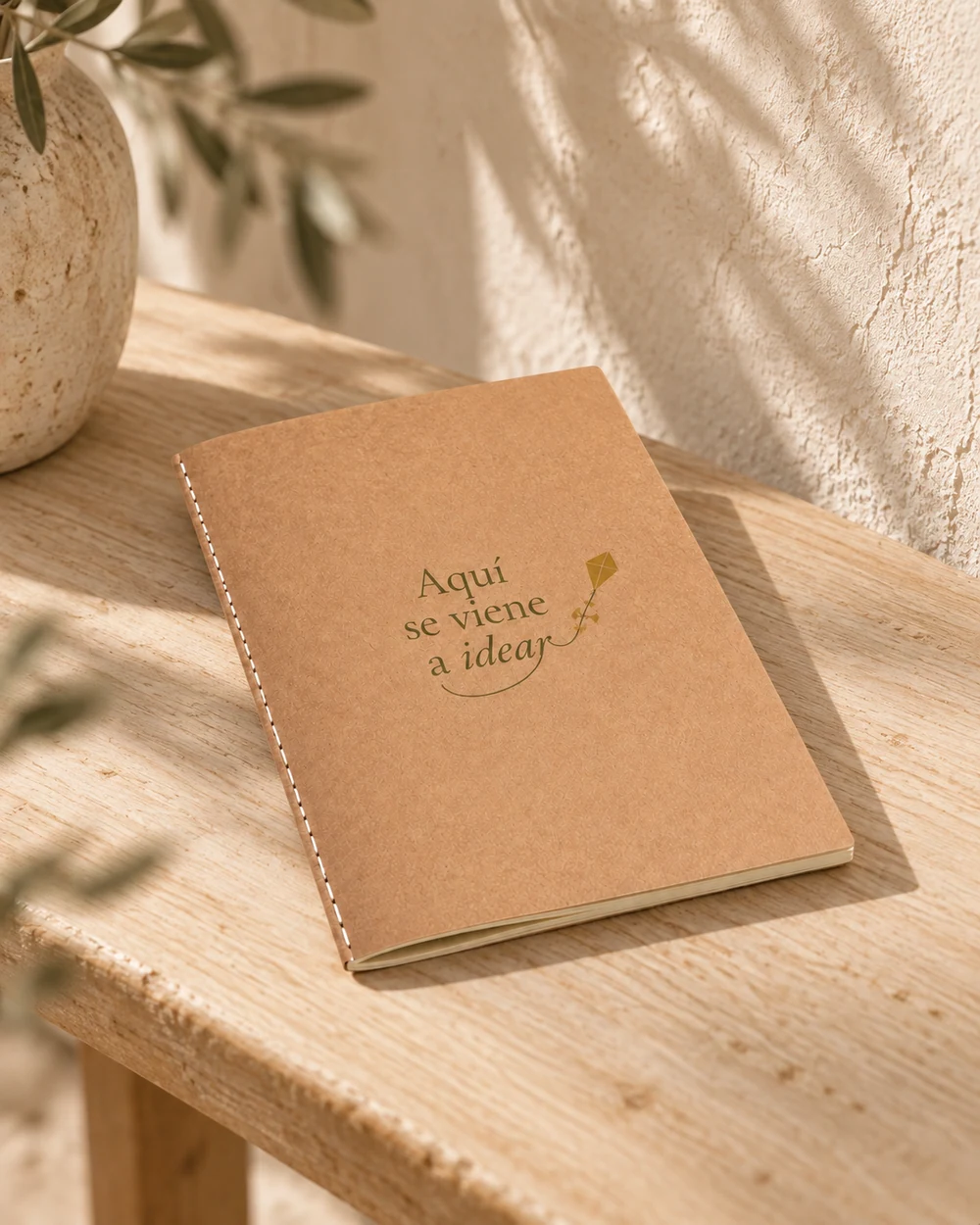 Cuaderno Trama de cubierta kraft sobre una mesa de madera clara