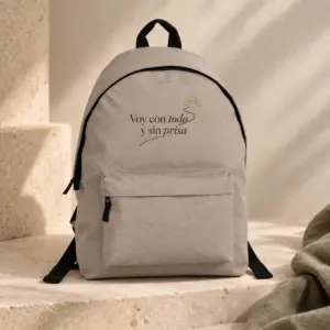 Mochila Rumbo en topo, vista principal con personalización a color.