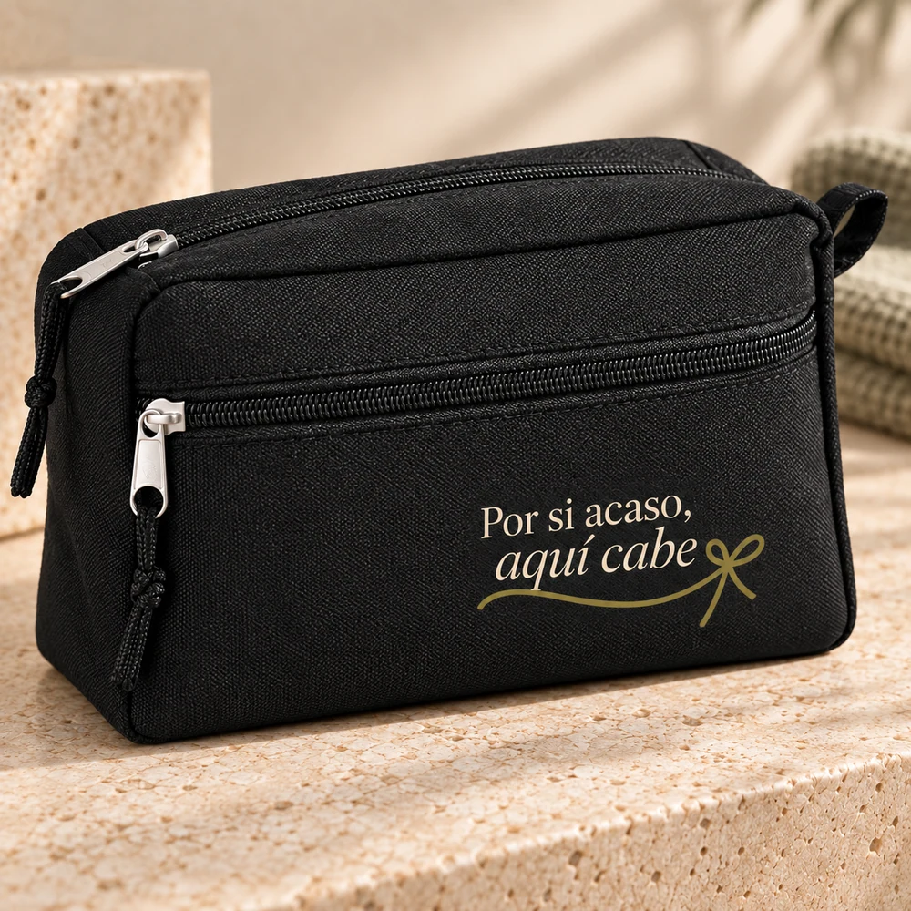 Neceser Umbría en negro, detalle de la personalización a color.