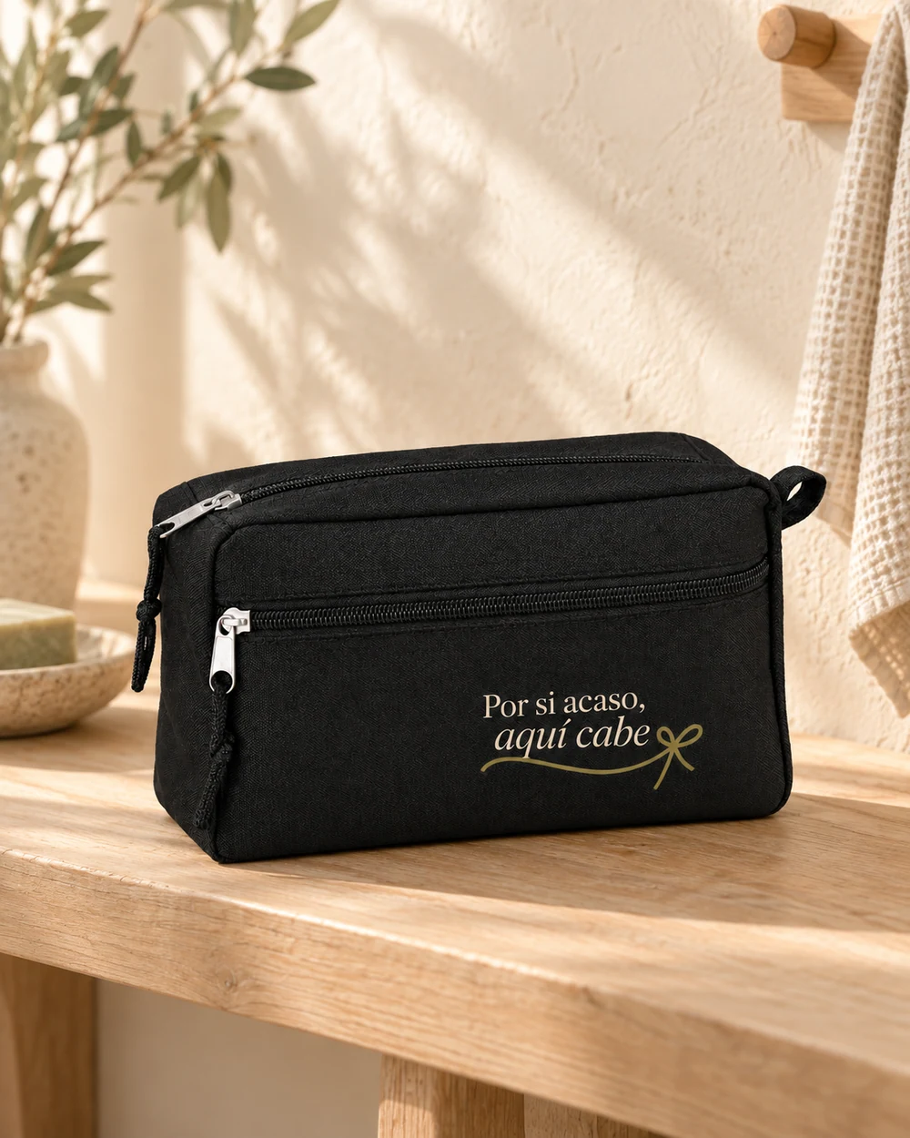 Neceser Umbría en negro, en un ambiente de uso con personalización a color.