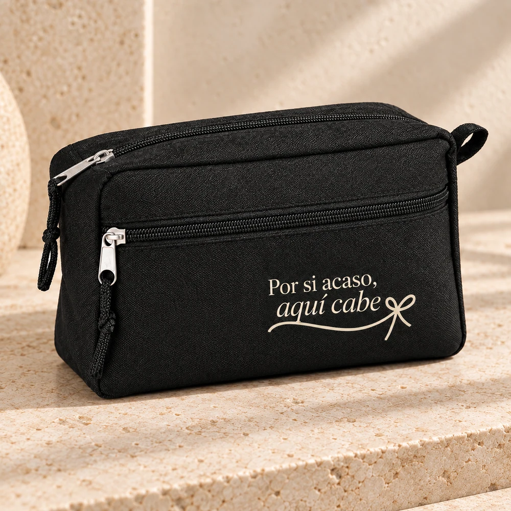 Neceser Umbría en negro, detalle de la personalización a una tinta.