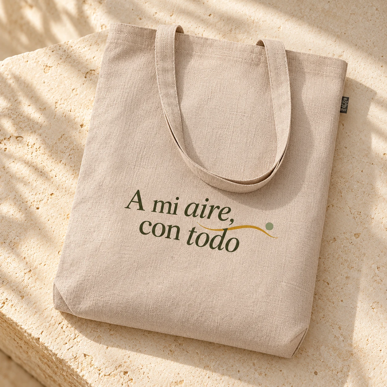 Tote Pradera en beige: vista principal en color. Simulación de personalización.